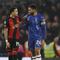 Bek Chelsea Reece James (kanan) berbicara dengan pemain Bournemouth Justin Kluivert, usai laga Premier League di Stamford Bridge, Rabu (15/1/2025). (c) AP Photo/Ian Walton