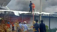 Petugas pemadam kebakaran Kabupaten Demak bersama karyawan Polytron berjibaku menjinakkan api dan menyelamatkan barang-barang. (foto: Liputan6.com/kusfitriya marstyasih)