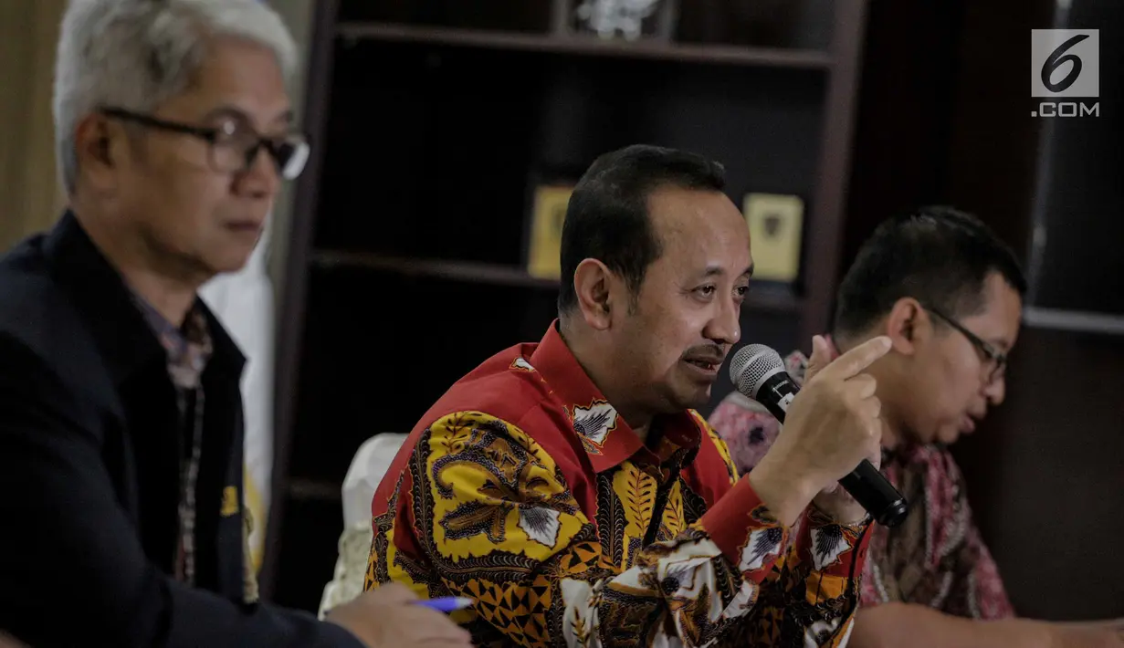 Komite BPH Migas Jugi Prajogjo memberi keterangan terkait penetapan harga jual gas bumi melalui pipa jaringan gas di Kantor BPH Migas, Jakarta, Selasa (5/3). Keputusan ini ditetapkan setelah melalui Sidang Komite BPH Migas. (Liputan6.com/FaizalFanani)