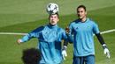 Striker Real Madrid, Cristiano Ronaldo, mengontrol bola dengan kepala saat sesi latihan jelang laga Liga Champions di Madrid, Selasa (12/9/2017). Real Madrid akan berhadapan dengan  Apoel FC. (AFP/Pierre-Philippe Marcou)