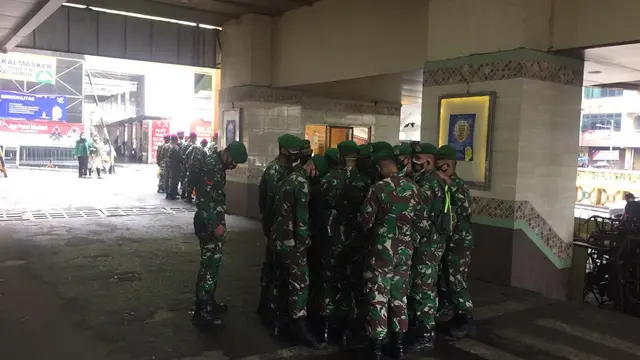 Sejumlah prajurit TNI bersiap pukul 07.30 WIB tadi di depan Blok A Pasar Tanah Abang