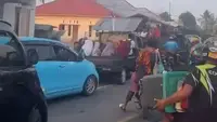 Warga berlarian menjauhi pantai saat air laut surut usai gempa. (Liputan6.com/Ola Keda)