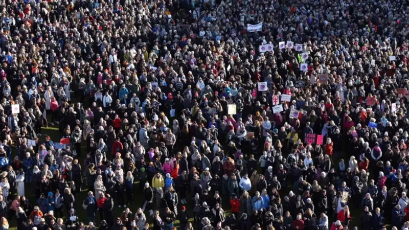 Ribuan orang dari seluruh Islandia berkumpul selama aksi pemogokan perempuan di ibu kota Reykjavik, 24 Oktober 2023 (AP).