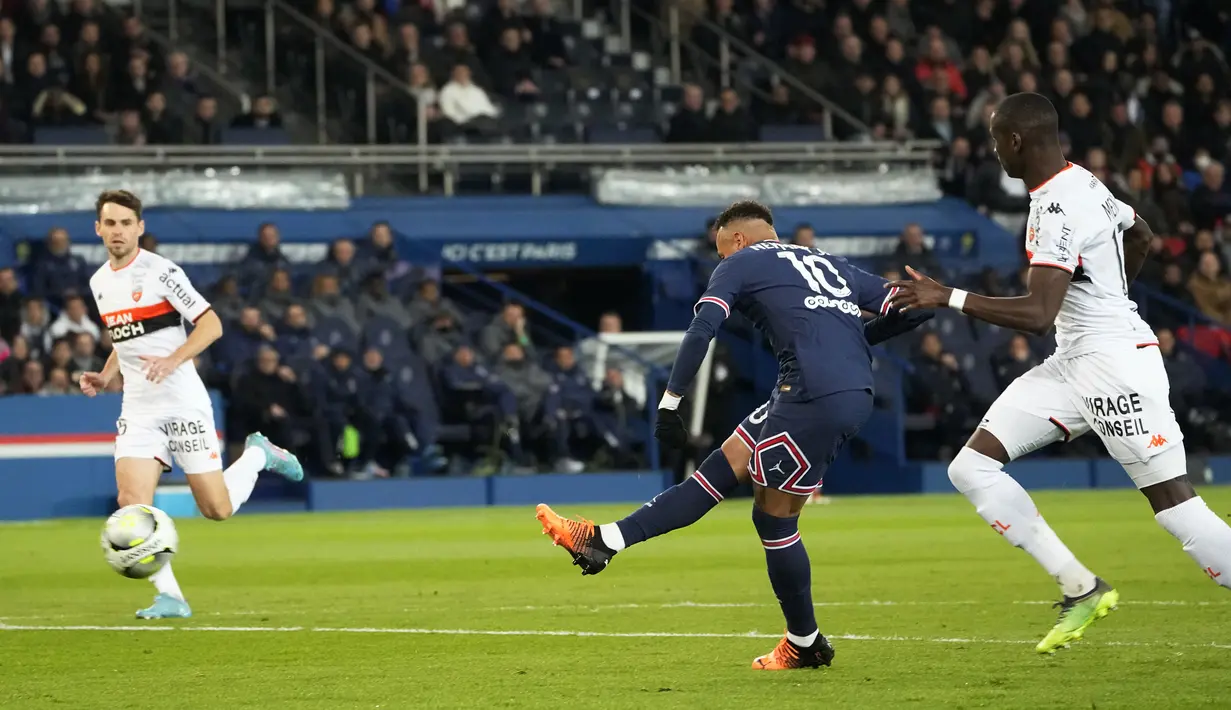 Penyerang PSG, Neymar saat mencetak gol ke gawang Lorient pada pertandingan lanjutan Liga 1 Prancis di stadion Parc des Princes di Paris, Senin (4/4/2022). Neymar mencetak dua gol dan mengantar PSG menang telak atas Lorient 5-1. (AP Photo/Michel Euler)