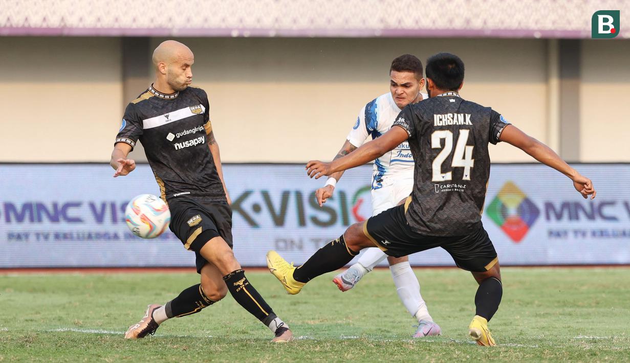 Pemain PSIS Semarang, Paulo Gali Freitas, melepaskan tendangan saat melawan Dewa United pada laga pekan kedelapan BRI Liga 1 2023/2024 di Stadion Indomilk Arena, Tangerang, Senin (14/8/2023). PSIS Semarang menang telak 4-1 atas Dewa United. (Bola.com/M Iqbal Ichsan)