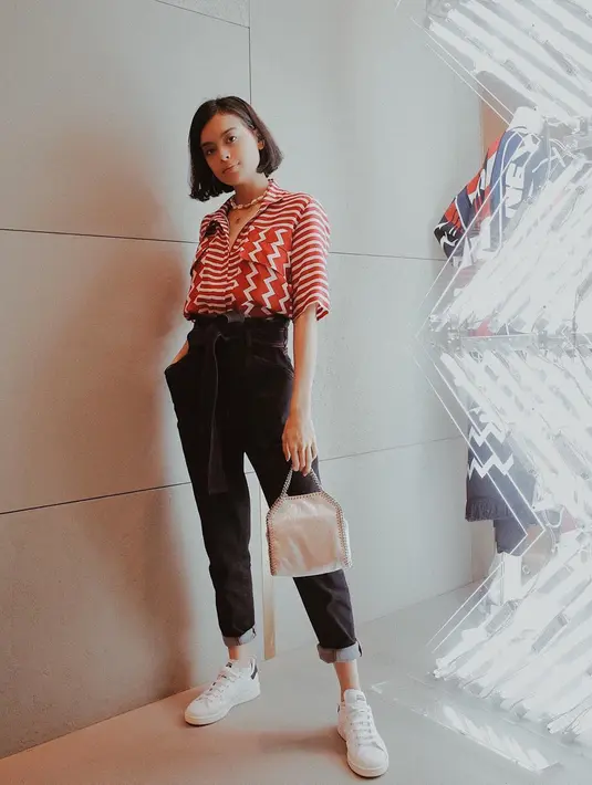 Gaya kasual seakan sudah menjadi andalan pelantun lagu Kala Senja tersebut. Kali ini, Eva Celia tampil stylish dengan kemeja berwarna merah yang dipadukan dengan celana hitam. Sneakers dan tas kecil yang dikenakannya pun membuatnya terlihat makin keren.(Liputan6.com/IG/@evacelia)