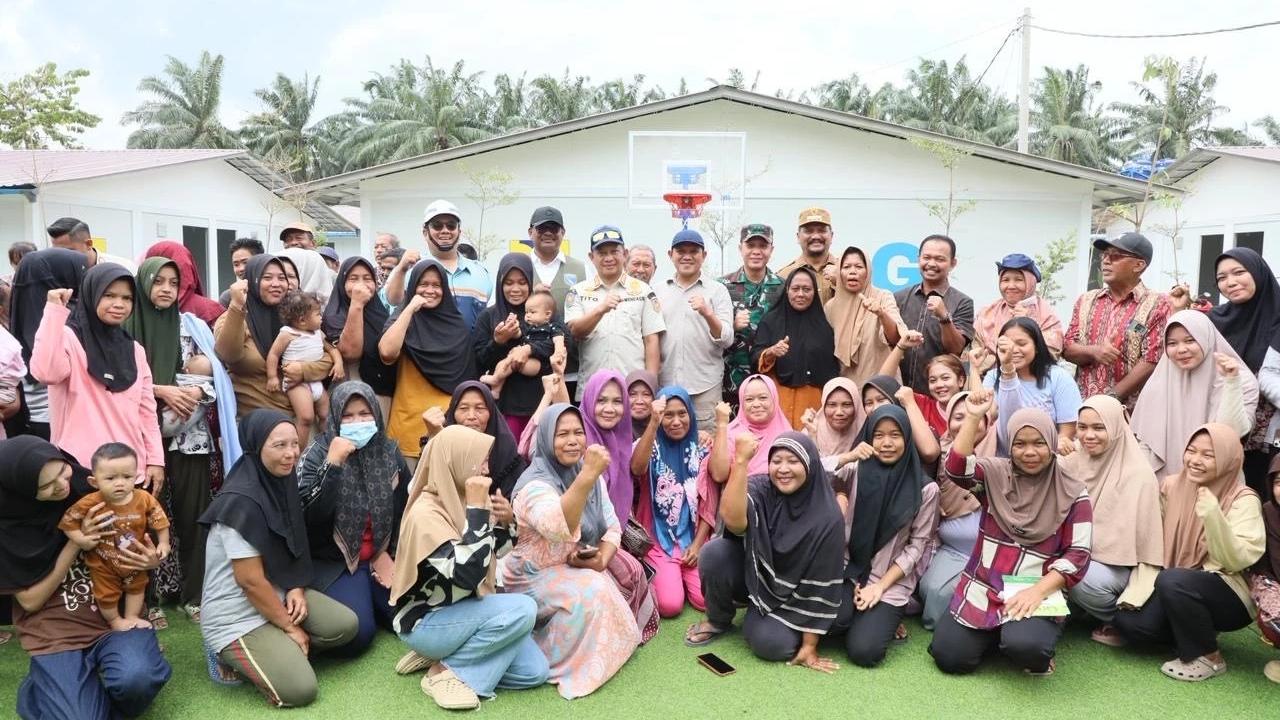 Kasatgas Tito Karnavian meninjau huntara yang berlokasi di belakang DPRK Aceh Tamiang