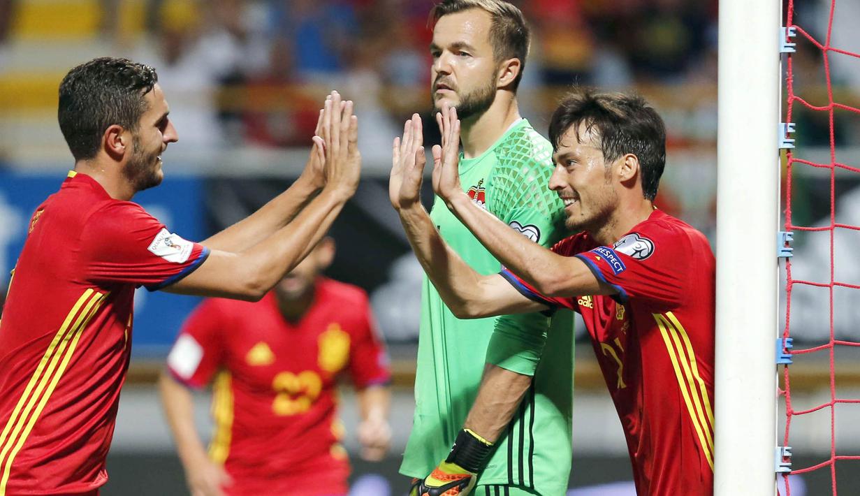 David Silva  merayakan gol bersama rekannya saat spanyol mengalahkan Liechtenstein 8-0 pada kualifikasi piala dunia 2018 di Reyno de Leon Stadium, Leon (6/9/2016) dini hari WIB. (EPA/J.L.Cereijido)