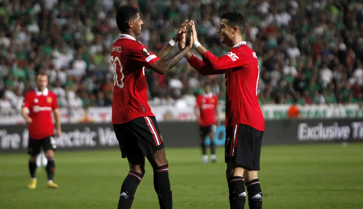 Alhasil, Cristiano Ronaldo harus puas dengan torehan 1 assistnya pada laga melawan Omonia Nicosia. Assistnya tercipta untuk gol Marcus Rashford yang menjadi gol ketiga MU dalam laga tersebut. (AP/Maria Karadjias)