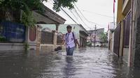 Tercatat, enam rukun tetangga (RT) dan satu ruas jalan di wilayah Jakarta Timur terendam banjir. (merdeka.com/Arie Basuki)