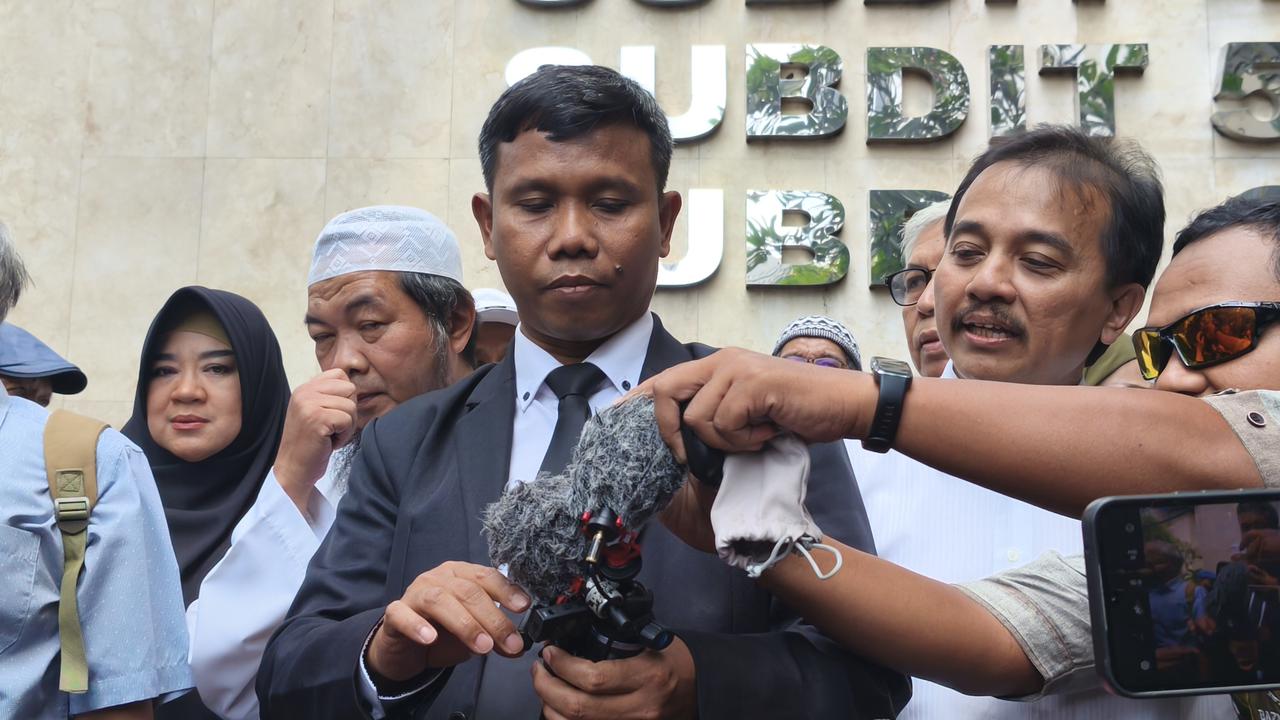 VIDEO: Tawa Roy Suryo Geleng-Geleng Jadi Terlapor Kasus Ijazah Jokowi, Pengacara "Polda Metro Jaya Keliru"