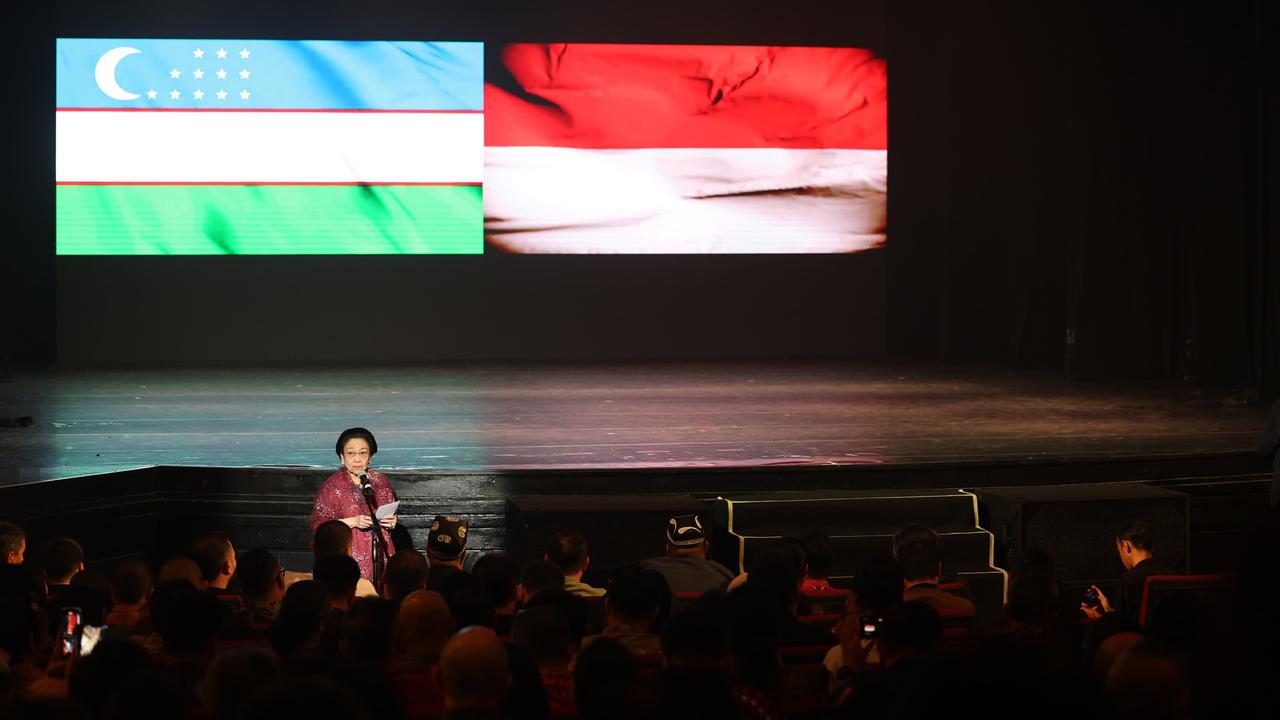 Presiden kelima Republik Indonesia sekaligus Ketua Umum PDI Perjuangan Megawati Soekarnoputri berpidato dalam acara pertunjukan teater musik Imam Al-Bukhari dan Soekarno di Gedung Kesenian Jakarta.