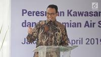 Gubernur DKI Jakarta, Anies Baswedan memberikan sambutan saat peresmian Air Siap Minum di Stasiun MRT Dukuh Atas, Jakarta, Selasa (30/4/2019). Fasilitas air siap minum itu diharapkan memberi rasa kenyamanan bagi setiap masyarakat yang memerlukan kebutuhan air minum. (Liputan6.com/Faizal Fanani)