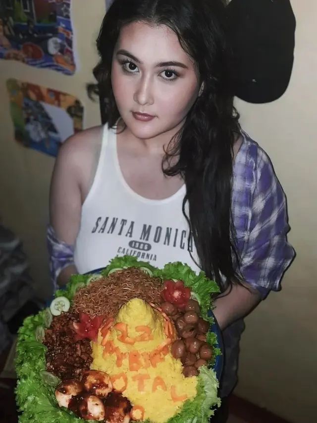 Talitha Curtis, Dulu Pemain Sinetron GGS Kini Berjualan Makanan di Depan Minimarket. (instagram/talithacurtis_)