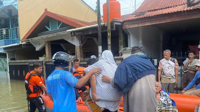 Basarnas evakuasi korban banjir di Makassar (Liputan6.com/Basarnas Makassar)