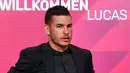 Bek baru Bayern Munchen, Lucas Hernandez usai konferensi pers saat dirinya diperkenalkan secara resmi di Allianz Arena, Munich, Senin (8/7/2019). Lucas menjadi bek termahal di dunia setelah diboyong Bayern Munchen dari Atletico Madrid dengan harga 80 juta euro (Rp 1,2 triliun). (Christof STACHE/AFP)