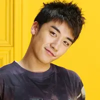 Boyband terkenal asal Korea Selatan, Big Bang mendapat teguran pedas dari netizen, kepada salah satu anggotanya. Seungri yang di kritik tak sopan karena foto tiduran di Kereta Api. (Soompi/Bintang.com)