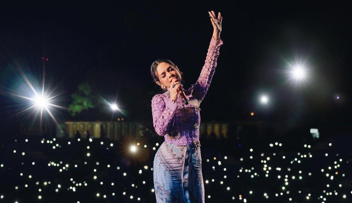 Andien mengatakan bahwa dirinya merupakan seorang keturunan Jawa. “Jadi saya setengah Jawa, ibu saya asal Kebumen Jawa Tengah,” katanya. (Instagram/andienaisyah)