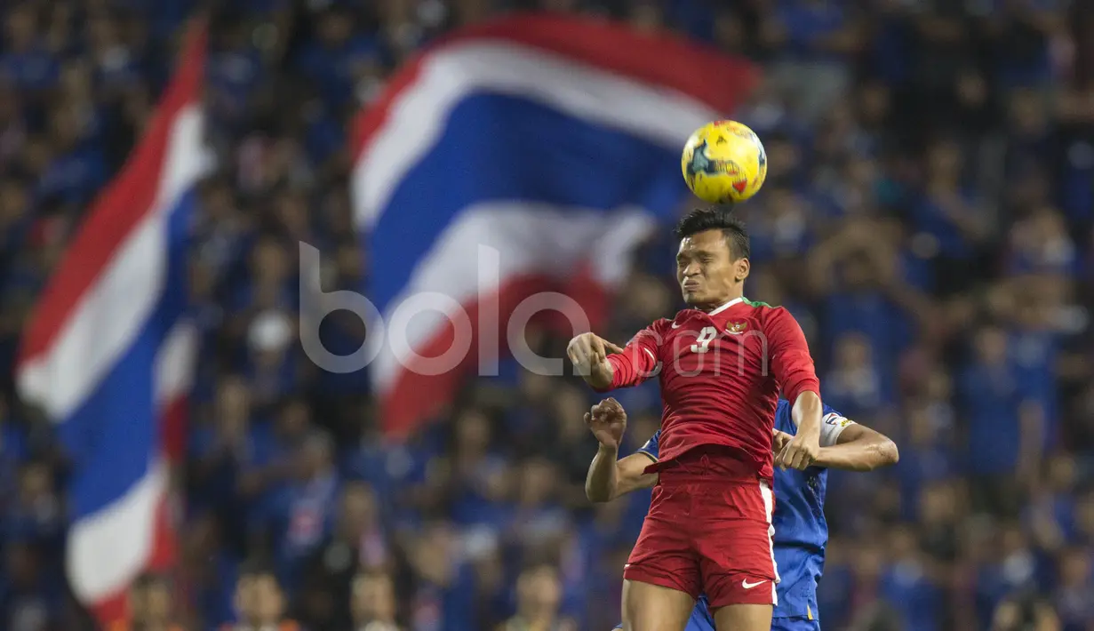 Striker Timnas Indonesia, Ferdinand Sinaga, memenangi duel dengan pemain Thailand, Teerasil Dangda, dalam laga leg kedua final Piala AFF 2016 di Stadion Rajamangala, Bangkok, Thailand, Sabtu (17/12/2016). (Bola.com/Vitalis Yogi Trisna)