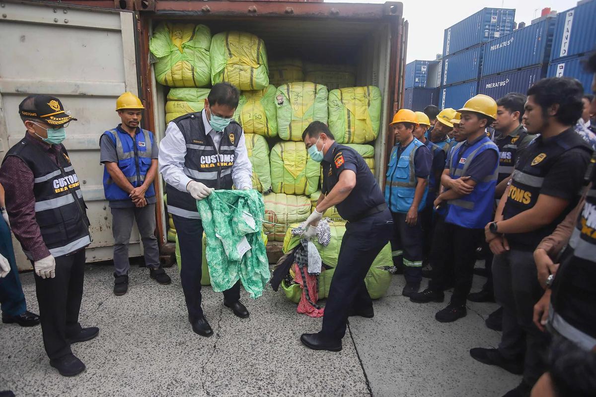 FOTO: Pakaian Bekas Ilegal Senilai Rp53 Miliar Disita di Tanjung Priok