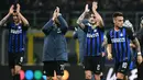 Para pemain Inter Milan menyapa suporter usai melawan Barcelona pada laga Liga Champions di Stadion San Siro, Milan, Selasa (6/11). Kedua klub bermain imbang 1-1. (AFP/Miguel Medina)