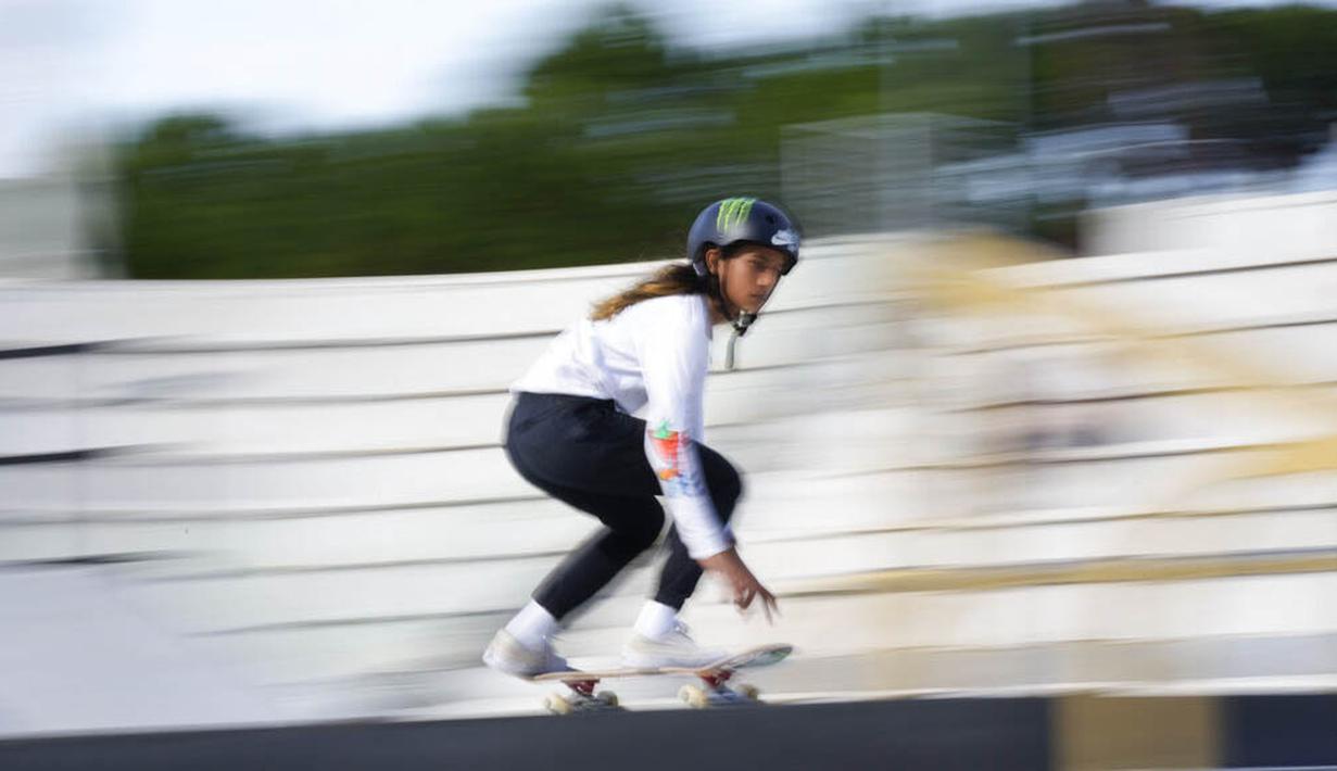 Skater Brasil, Rayssa Leal, saat beraksi pada  Kejuaraan dunia skateboard jalanan di Roma, Jumat (4/6/2021). Ajang tersebut merupakan kualifikasi untuk Olimpiade Tokyo 2020. (AP/Alessandra Tarantino)