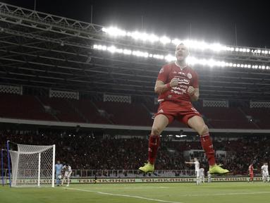 Striker Persija Jakarta, Marko Simic, melakukan selebrasi usai mencetak gol ke gawang Madura United pada laga Shopee Liga 1 di SUGBK, Jakarta, Jumat (13/12). Persija menang 4-0 atas Madura. (Bola.com/Yoppy Renato)