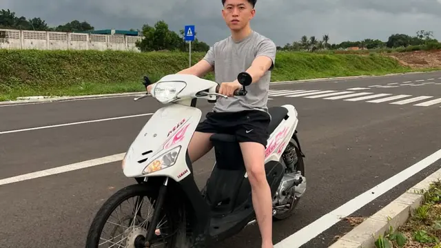 Rich Brian naik motor matic di Indonesia jadi sorotan. (credit:instagram.com/brianimanuel)