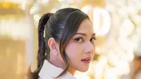 Penampilan Jessica Mila terlihat menawan dengan high braided hair dan poni samping. Makeupnya dibuat minimalis dengan lipstik kecokelatan. [@jscmila]