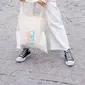Salah satu cara kontribusi generasi muda dalam penerapan zero waste movement adalah menggunakan tote bag sebagai alternatif untuk kantong belanja. (Foto: Unsplash.com/Yellow Cactus)