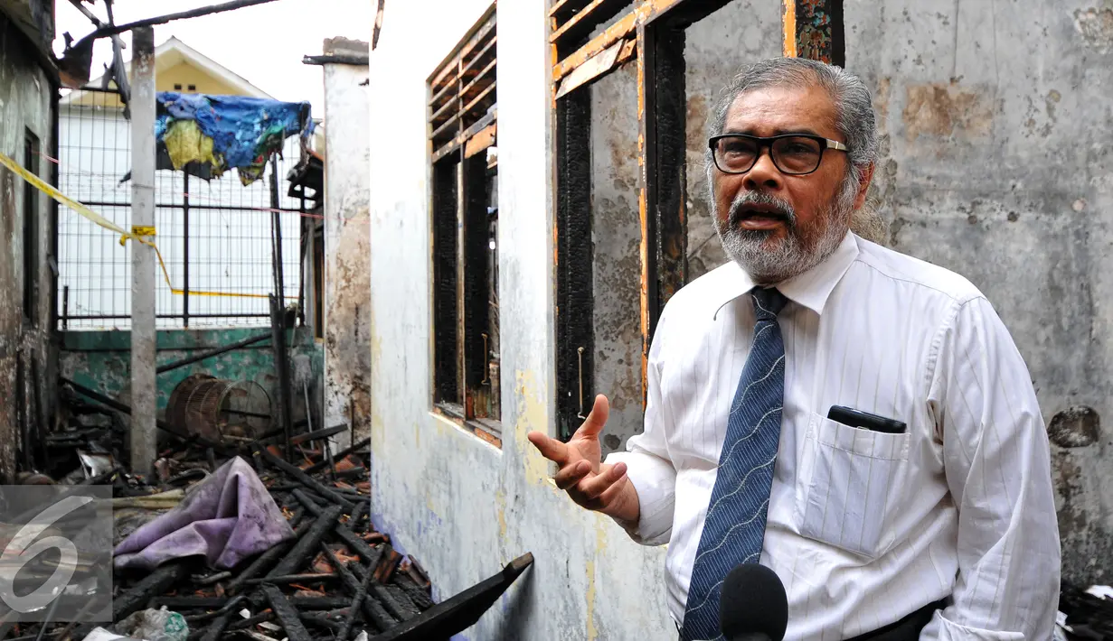 Ketua Komisi Nasional Perlindungan Anak, Arist Merdeka Sirait meninjau ruangan Komnas PA yang terbakar beberapa waktu lalu, Kamis (2/7/2015). Arist meminta kepada aparat kepolisian segera mengungkap penyebab kebakaran. (Liputan6.com/Yoppy Renato) 
