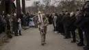 Orang-orang menghadiri upacara pemakaman prajurit militer Ukraina Roman Rak dan Mykola Mykytiuk di Starychi, Ukraina barat, Rabu (16/3/2022). Rak dan Mykytiu tewas dalam serangan rudal Rusia hari Minggu di sebuah pangkalan pelatihan militer di Yavoriv. (AP Photo/Bernat Armangue)