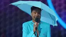 Billy Porter tampil mengenakan setelan all blue, dengan jaket, celana panjang, dan aksesori bernuansa quirky, yaitu topi payung. Foto: Instagram.