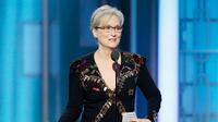 Meryl Streep saat memenangkan penghargaan Golden Globe Awards 2017 (foto: Mirror)