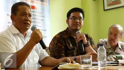 Kepala BNN, Komjen Anang Iskandar (kiri) saat hadir dalam diskusi di Warung Daun, Cikini, Jakarta, Sabtu (5/9/2015). Anang akan menyeimbangkan penegakan hukum dengan peningkatan kemampuan serta moralitas di internal Polri. (Liputan6.com/Yoppy Renato)