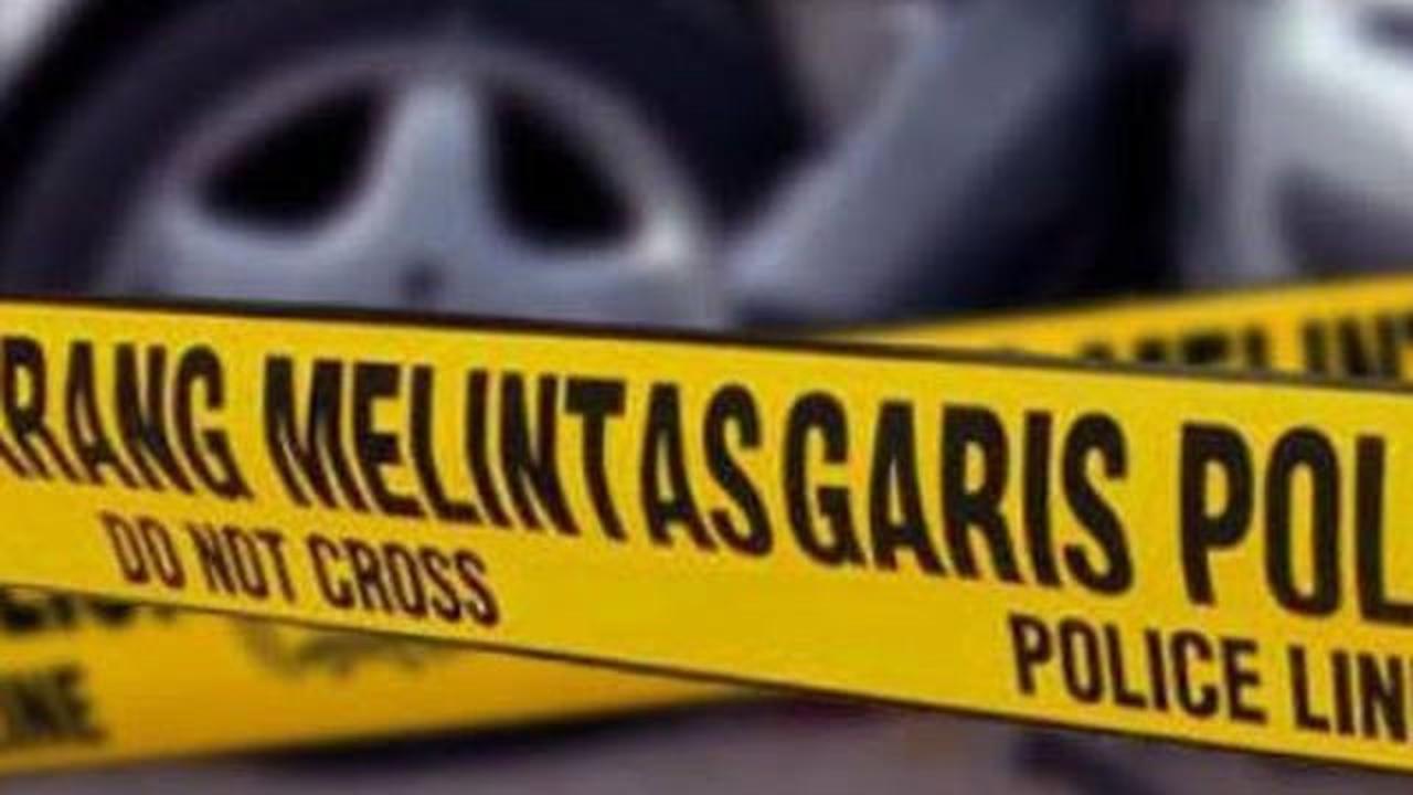 Seusai tabrakan, polisi memeriksa pengemudi mobil berinisial SAW. <br>
