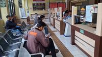 Di tengah gelombang PHK yang melanda DIY, banyak pekerja mulai mencari alternatif pekerjaan, mengurus administrasi, hingga mengakses layanan pendampingan dari pemerintah untuk kembali bangkit secara ekonomi.
