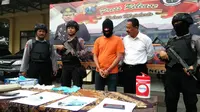 Polisi menangkap mucikari, seorang mahasiswa tingkat akhir di Mojokerto. (Liputan6.com/Dian Kurniawan)