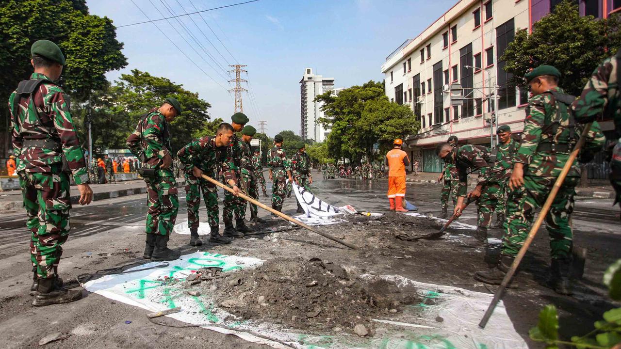 FOTO: TNI dan Aparat Gabungan Bersihkan Sisa Kerusuhan di Kwitang