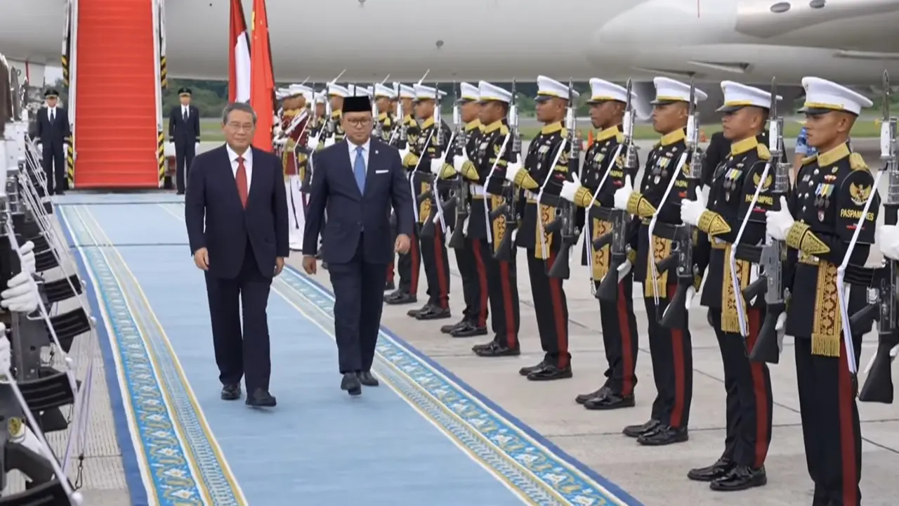 Perdana Menteri (PM) China Li Qiang tiba di Bandara Halim Perdanakusuma, Jakarta, Sabtu (24/5/2025).