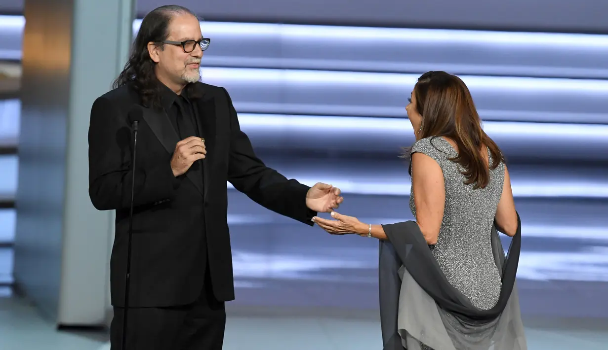 Sutradara Glenn Weiss mengajak kekasihnya, Jan Svendsen naik ke atas podium saat menerima penghargaan Emmy Awards 2018 di Los Angeles, Selasa (18/9). Glenn Weiss melamar kekasihnya di atas panggung. (KEVIN WINTER / GETTY IMAGES NORTH AMERICA / AFP)