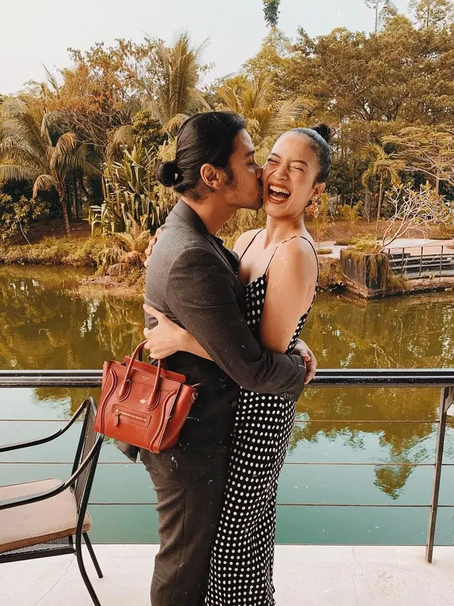 'Diserang' Penonton Layangan Putus, Ini 6 Potret Romantis Chicco Jerikho dan Putri Marino