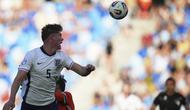 Charlie Cresswell (atas) dari Inggris berduel memperebutkan bola dengan Thom Van Bergen dari Belanda dalam pertandingan semifinal Euro U-21 2025 di Stadion Nasional Bratislava, Slovakia, Rabu, 25 Juni 2025. (AP Photo/Petr David Josek)