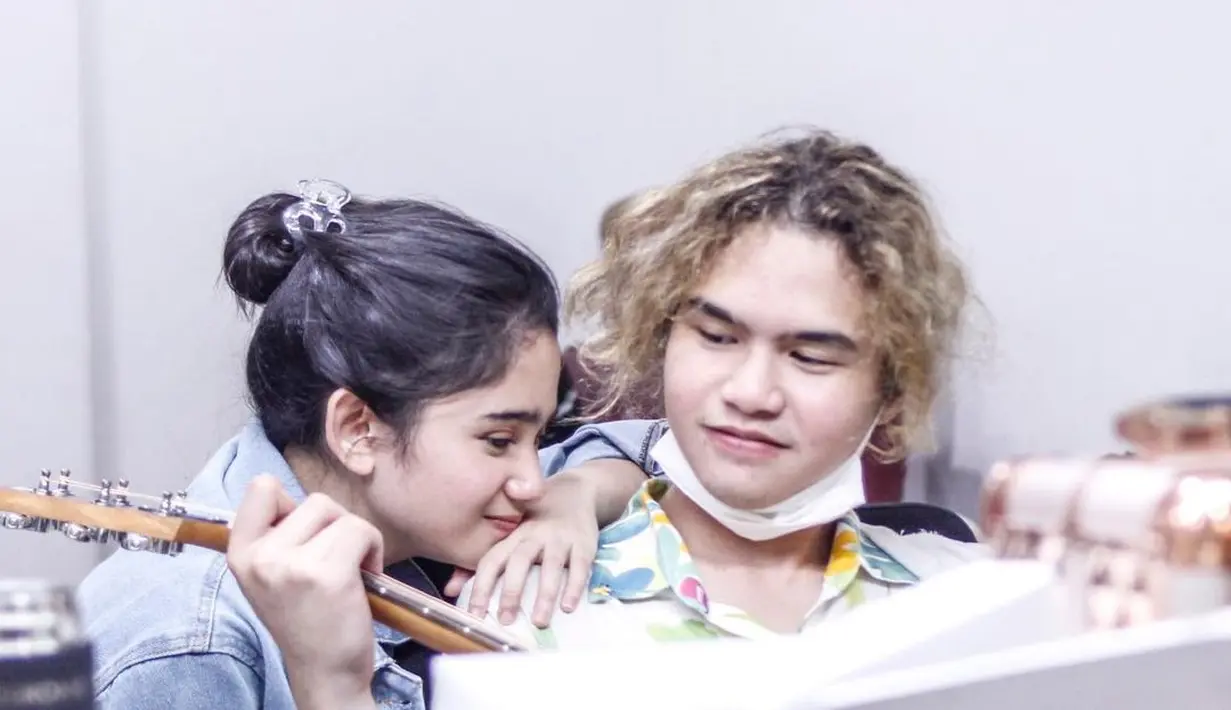 Dalam unggahannya tersebut Maia mengatakan bahwa akhirnya pecah telor. Setelah sang suami tak berani terbang meninggalkan Jakarta karena adanya pandemi Covid-19. (Instagram/tissabiani)