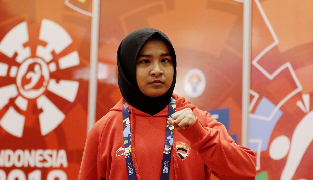 Atlet Judo Indonesia, Miftahul Jannah, berpose usai gagal berlaga pada Asian Para Games di Jiexpo, Kemayoran, Jakarta, Senin (8/10/2018). Miftah didiskualifikasi karena enggan melepas hijab nya. (Bola.com/M Iqbal Ichsan)