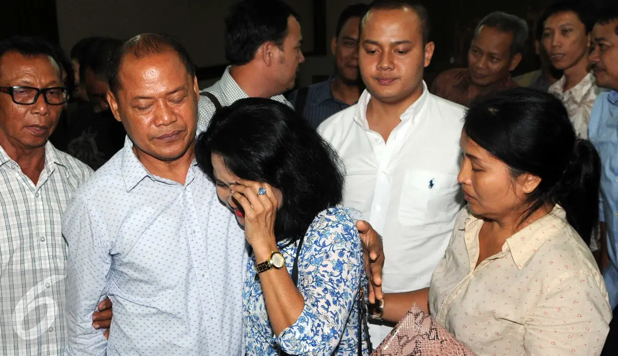 Keluarga I Made Meregawa terlihat sedih usai sidang vonis di Pengadilan Tipikor, Jakarta, Rabu (20/1/2016). Hakim memvonis Meregawa penjara 4 tahun dan denda Rp 100 juta subsider 2 bulan kurungan. (Liputan6.com/Helmi Afandi)