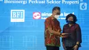 Direktur Bisnis PT. BFI Finance Indonesia Tbk Sutadi berbincang dengan Direktur PT. BSD Lie Jani Harjanto pada penandatanganan kerja sama pembiayaan kredit pemilikan rumah bagi karyawan di BSD City, Tangerang, Banten, Selasa,(22/03/2022). (Liputan6.com)