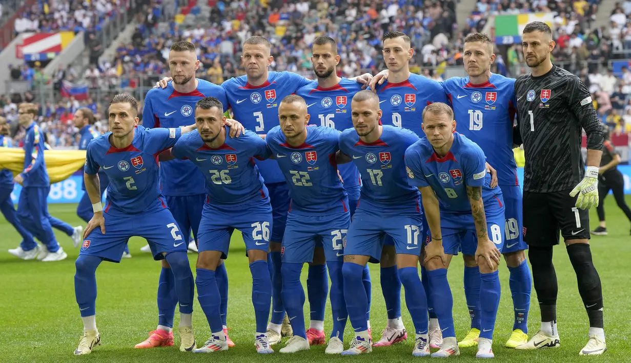 Para pemain starting XI Timnas Slovakia berfoto bersama jelang dimulainya laga matchday kedua Grup E Euro 2024 menghadapi Timnas Ukraina di Merkur Spiel-Arena, Dusseldorf, Jerman, Jumat (21/6/2024). (AP Photo/Martin Meissner)