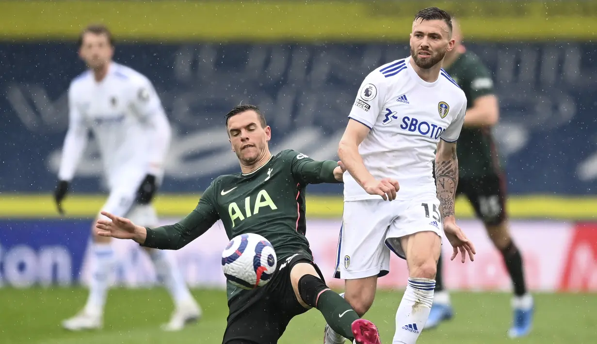 Gelandang Tottenham Hotspur, Giovani Lo Celso (kiri) berebut bola dengan gelandang Leeds United, Stuart Dallas dalam laga lanjutan Liga Inggris 2020/2021 pekan ke-35 di Elland Road, Leeds, Sabtu (8/5/2021). Tottenham kalah 1-3 dari Leeds. (AP/Michael Regan/Pool)