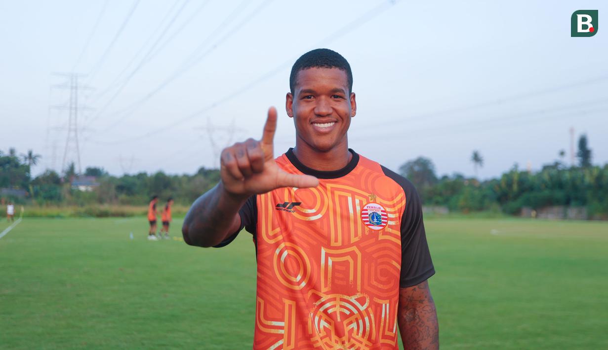<p>Pemain Persija Jakarta, Alan Cardoso, berpose setelah mengikuti sesi latihan di Nirwana Park, Sawangan, Depok, Jawa Barat, Kamis (31/7/2025). (Bola.com/M Iqbal Ichsan)</p>